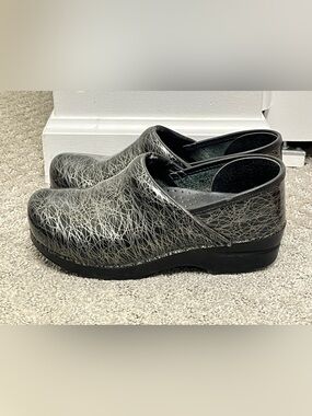 DANSKO Clog Metallic Scribble Leather Women’s Clogs Medical Nursing Sz 38 7.5/8